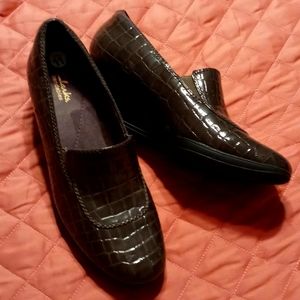Clark’s bendable brown patent gater loafers 11